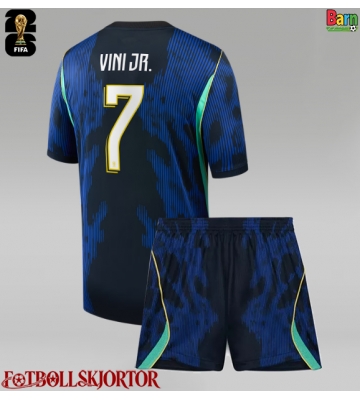 Brasilien Vinicius Junior #7 Borta Kläder Barn VM 2026 Kortärmad (+ Korta byxor)